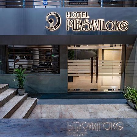 Hotel Pleasant Lake Ahmedabad Exterior foto