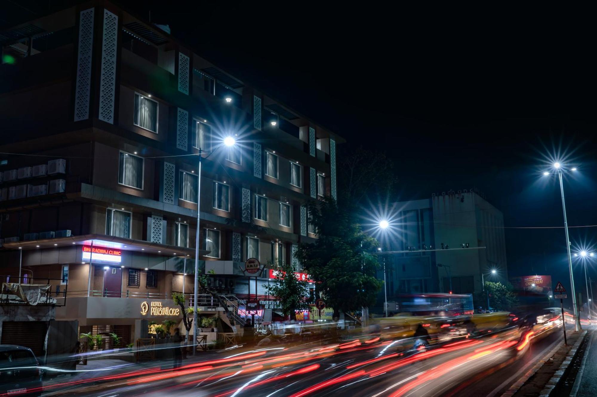 Hotel Pleasant Lake Ahmedabad Exterior foto