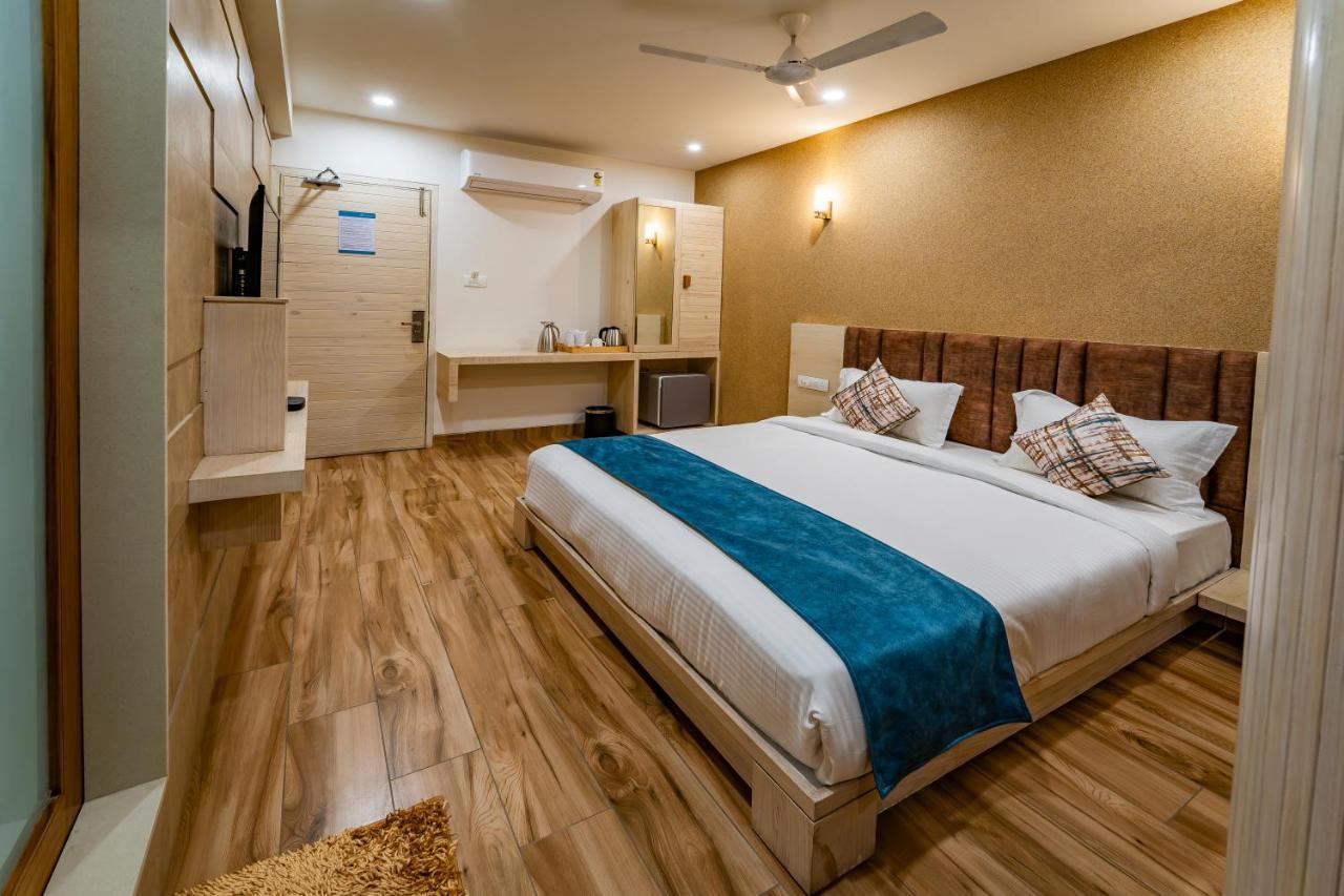 Hotel Pleasant Lake Ahmedabad Exterior foto