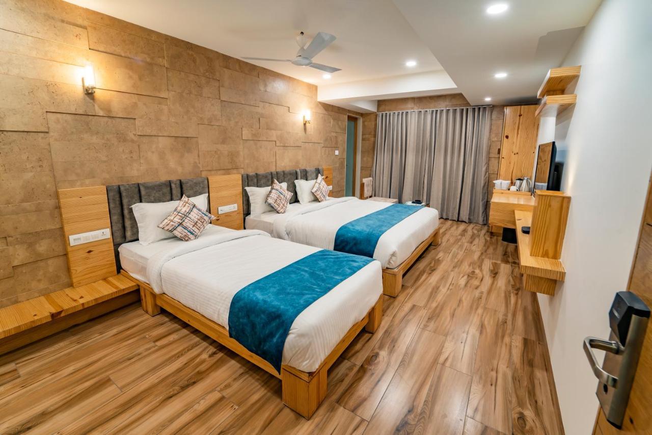 Hotel Pleasant Lake Ahmedabad Exterior foto