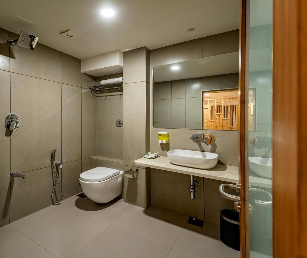 Hotel Pleasant Lake Ahmedabad Exterior foto